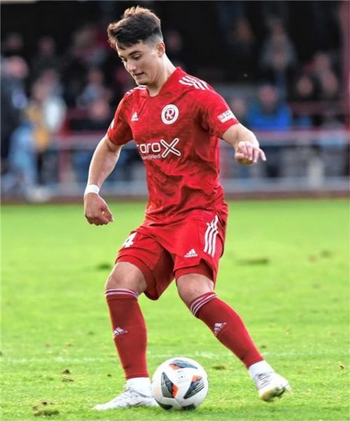 Vegard Salihu ist, nachdem er gegen Unterhaching wegen Magen-Darm-Beschwerden ausfiel, zurück im Training der Rosenheimer.Foto Hans-Jürgen Ziegler