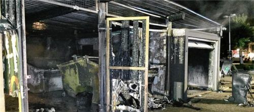 Verkohlter Innenraum und geschmolzene beziehungsweise gebrochene Türen und Tore: So sieht der hintere Bereich des Priener McDonald’s jetzt aus.