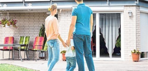 Viele junge Familien verfolgen den Traum von einem eigenen Haus im Grünen. Foto Panthermedia/AndreyPopov