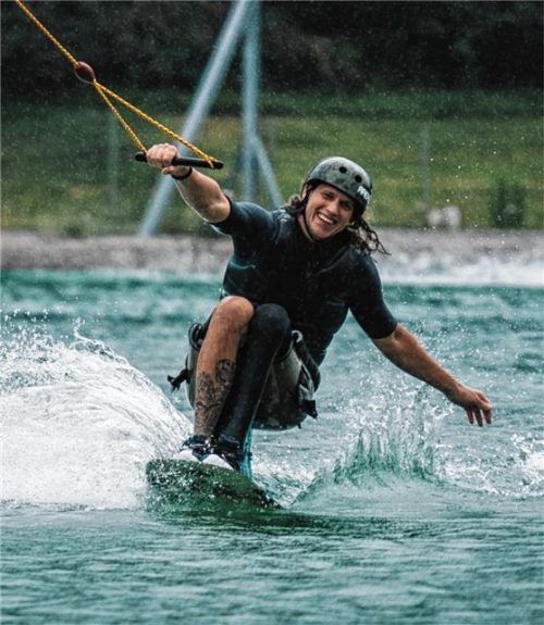 Vincent Salcher vom WSC Kiefersfelden-Rosenheim feierte bei der Wakeboard-Europameisterschaft die Premiere der Vereinsgeschichte. Foto wsc