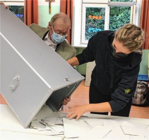 Wahlvorstand Erwin Kühnel und Schriftführerin Franziska Müller beim Ausleeren der Wahlurne in der Rupert-Egenberger-Schule in Bad Aibling.Foto Hadersbeck