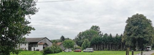 Was tut sich tatsächlich auf dem Bauernhof in Deutelhausen? Die Behörden gehen von einem ungenehmigten Schulbetrieb aus.Foto Hampel