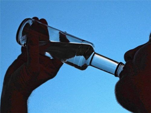 Weil er in Freiheit die größten Schwierigkeiten hat, zurechtzukommen, muss ein 45-jähriger Alkoholiker aus Rosenheim nun drei Jahre in Haft. Foto DPA