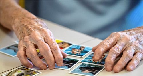 Weltweit sind etwa 46 Millionen Menschen von Demenzerkrankungen betroffen. Oft bemerken Betroffene eine zunehmende Vergesslichkeit. Foto dpa