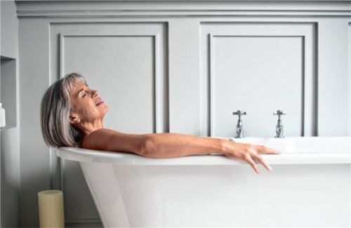 Wenn eine Erkältung im Anflug ist oder zäher Husten quält, hilft ein Bad mit Zusätzen.Foto JohnnyGreig/istockphoto.com/akz-o