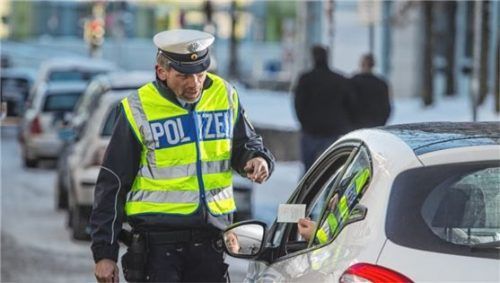 Wer in eine Polizeikontrolle kommt, kann vom Aussageverweigerungsrecht Gebrauch machen.. Foto Auto-Medienportal.Net/ADAC