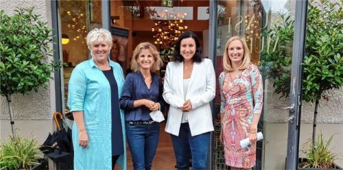 Wollen die Digitalisierung weiter vorantreiben: (von links) die FU-Kreisvorsitzende für Rosenheim Stadt, Alexandra Linordner, Bundestagsabgeordnete Daniela Ludwig, Digitalministerin Dorothee Bär und die FU-Kreisvorsitzende Rosenheim Land, Katharina Hüls.Foto re