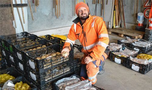 11100 Blumenzwiebeln haben Chefgärtner Simon Reiter und sein Team heuer gepflanzt.Foto Trautmann