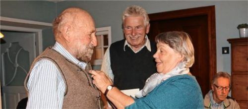 50 Jahre KAB-Mitglied: (von links) Rupert Poll wurde von den Kreisvorsitzenden Alfred Hilscher und Barbara Heinrich für seine Verdienste geehrt.Foto Schwitteck