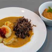 Ein deutscher Klassiker: Sauerbraten mit Knödel