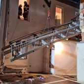 Balkon stürzt mit zwei Frauen in die Tiefe