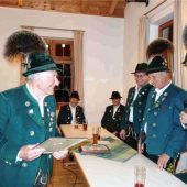 Atzinger Trachtler ehren langjährige Mitglieder – Leopold Schlosser schon seit 70 Jahren dabei