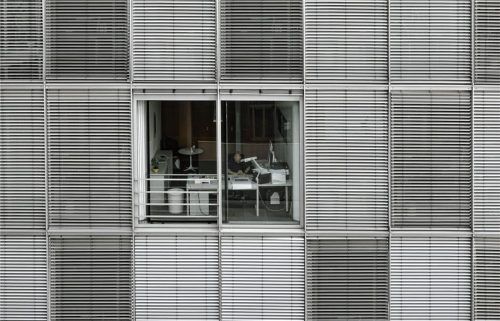 Allein im Büro: Die Anzahl der Überstunden hat zwar in den vergangenen zehn Jahren abgenommen, aber immer noch schieben viele Mitarbeiter zusätzliche Stunden. Foto pixabay