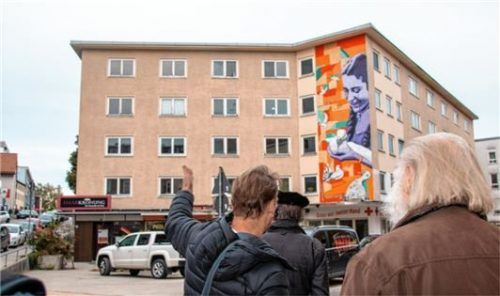 Altbau weg, höheres Gebäude her: Rainer Heinz präsentiert den Teilnehmern des Stadtspaziergangs an der Samerstraße, welches neue Wohngebäude anstelle des früheren Kinos entstehen soll.