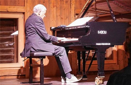 Am Fazioli-Flügel beim Hirzinger in Söllhuben zauberte Abdullah Ibrahim fließende Klanglandschaften. Foto kirchner