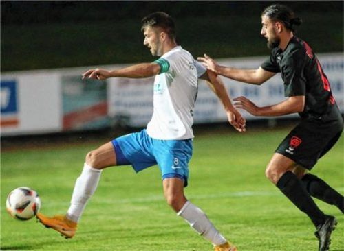 Ampfings Kapitän Anel Salibasic (links) muss nach seiner Roten Karte in Landshut zwei Spiele pausieren. Foto Michael Buchholz