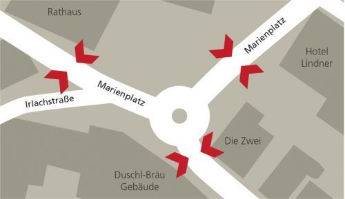 An folgenden drei Stellen versuchen Fußgänger erfahrungsgemäß am häufigsten die Fahrbahn zu überqueren, weshalb hier Zebrastreifen/Fußgängerüberwege erforderlich sind, um eine eindeutige Situation für alle Verkehrsteilnehmenden zu schaffen: Kirche St. Sebastian/Hotel Lindner und Rathaus, Ecke Leibl-Haus und Duschl-Bräu/Marien Apotheke sowie Rathaus und Faul-Haus/Parfümerie Wiedemann, vor der Einmündung Irlachstraße.Klinger