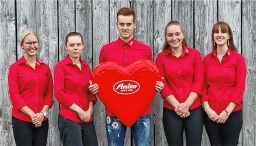 Anita Dr. Helbig GmbH: Unsere neuen Azubis in den Bereichen Fachinformatik, Textil und Modenähen und Industrie sind guten Mutes in die Ausbildung gestartet. Eine persönliche Betreuung durch Paten hilft ihnen dabei, den Weg in die Anita-Familie zu erleichtern. Unser Anita-Herz schlägt für unseren Nachwuchs und ist um ein gutes Betriebsklima bemüht. Wir wünschen allen Berufseinsteigern einen guten Start in die Arbeitswelt.