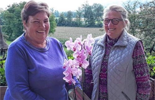 Anna Voggenauer (rechts) bedankte sich stellvertretend für den gesamten Frauenbund Frasdorf bei Irmi Bauer für die Organisation und Durchführung der Frasdorfer Seniorennachmittage. Foto Rehberg