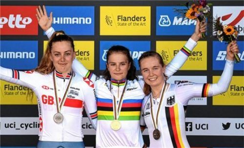 Antonia Niedermaier (rechts) freut sich über die Bronzemedaille bei der Weltmeisterschaft im Zeitfahren.Foto UCI