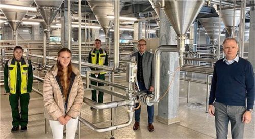 Auerbräu GmbH Rosenheim: Katharina Seidl, Brauerin, Marina Hilger, Industriekauffrau, Moritz Zimmermann, Brauer und die Auerbräu Geschäftsführer Dirk Steinebach & Thomas Frank.