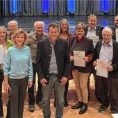Ehrennadeln angesteckt und Urkunden überreicht