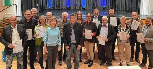 Auf dem Ehrungsfoto haben sich alle Geehrten zu einem Gruppenbild mit Vorsitzendem Sebastian Daxeder und Bundestagsabgeordneter Daniela Ludwig aufgestellt (vorn). Auf der Versammlung galt die 3G-Regel, das heißt, dass alle Teilnehmer geimpft, getestet oder genesen waren. Foto  Sedlbauer