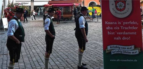 Auf dem Max-Josefs-Platz in Rosenheim machen die Mitglieder des Trachtenvereins „Alt-Rosenheim“ auf ihren Plattlerkurs aufmerksam. Foto Willenbrink