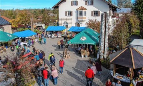Auf dem traditionellen Rohrdorfer Bauernmarkt bieten Fieranten an 27 Ständen vor allem Ess- und Trinkbares aus dem Ort und der Umgebung an. Foto Thomae