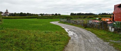 Auf dieser Fläche im Gewerbegebiet soll der Bauhof der Gemeinde entstehen. Gleich nebenan ist die Kläranlage. Foto Schlecker