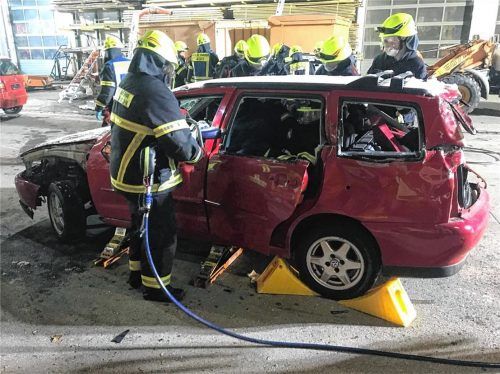 Aufgabenstellung bei dieser Einsatzübung: Abschneiden eines Autodachs. Fotos re