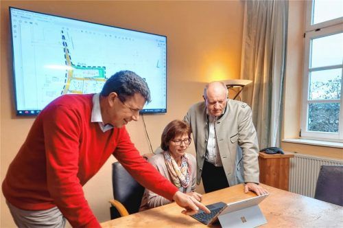 Bauamtsleiter Bernd Ruth (links), Kämmerin Isabella Bauer und Bürgermeister Christian Glas besprechen einen Bebauungsplan. Ein Ausdruck auf Papier, ist dank der Digitalisierung des Rathauses nicht mehr nötig. Foto Hausmann
