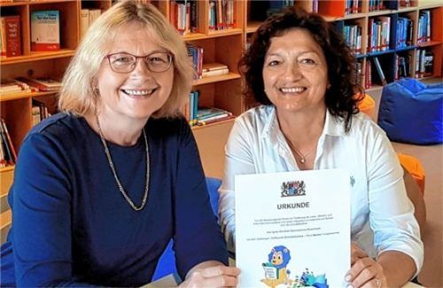 Beate Kissel, Leiterin der Schulbibliothek (links) und Rada Kreiter, Diplom-Bibliothekarin, freuen sich über die Auszeichnung. Foto IGG