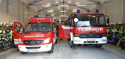 Beengt ist die Situation in der Wagenhalle auf dem Zementwerksgelände. Beim Besteigen der Fahrzeuge ist Beweglichkeit bei Kommandant Kilian Hager (rechts) und seinem Einsatzkollegen Werner Schroller angesagt.Foto hoffmann