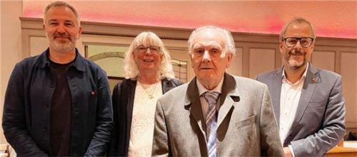 Bei den Ehrungen: (von links) Bezirksvorsitzender Vinko Vrabec, Ortsvorsitzende Christine Gottelt, Jubilar Werner Kiessling und Dominik Schirmer, Kandidat des Bezirksvorstandes für den Vorsitzenden des DGB Bayern.Foto verdi