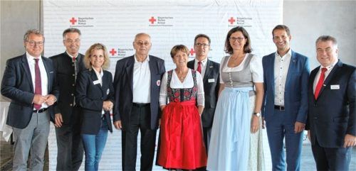 Bei den Feierlichkeiten (von links) Landtagsabgeordneter Klaus Stöttner, Landrat Otto Lederer, Bundestagsabgeordnete und BRK-Vorsitzende Daniela Ludwig, Ehrenvorsitzender des BRK Rosenheims Karl-Heinrich Zeuner, Anneliese Zeuner, stellvertretender Vorsitzendes BRK Rosenheims Freddy Eisner, Landtagspräsidentin Ilse Aigner, Oberbürgermeister Andreas März und Direktor des BRK Rosenheims Martin Schmidt. Foto BRK