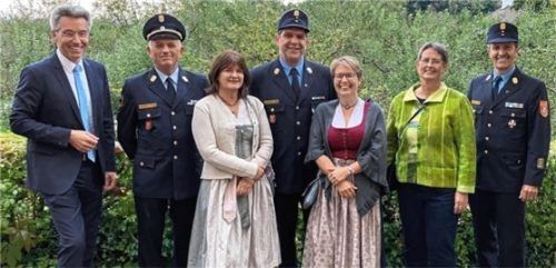 Bei der Auszeichnung (von links) Landrat Otto Lederer, Kreisbrandmeister Hermann Kratz,, Marlies Kratz, Kreisbrandinspektor Franz Hochhäuser, Christine Hochhäuser, Bettina Bauer, Leiterin der Abteilung Öffentliche Sicherheit und Ordnung, Ausländerrecht, Verkehrswesen im Landratsamt Rosenheim sowie Kreisbrandrat Richard Schrank.Foto re