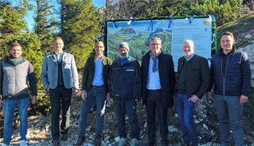 Bei der offiziellen Einweihung: (von links) Richard Heeke (Bayernwerk Netz), Simon Frank (Bürgermeister Aschau), Dr. Joachim Kabs (Geschäftsführer Bayernwerk Netz), Raimund Beck, Gazmend Kryeziu (beide Bayernwerk Netz), Michael Andrelang (Zweiter Bürgermeister) und Peter Graf (Wassermeister Aschau).Foto Koppetsch