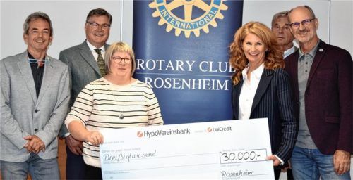 Bei der Scheckübergabe: (von links) Harald Neu, Vorsitzender Pro Arbeit, Heiner Koula, letzter Präsident des Rotary Clubs Rosenheim 2020/2021, Sandra Pawle, fachliche Leitung Pro Arbeit, Claudia Georgii, Geschäftsführerin Pro Arbeit, Michael Steinbeis vom Rotary Club Rosenheim und Georg Schell, Präsident des Rotary Clubs Rosenheim.Foto RE