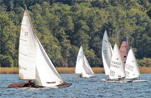 Bei kräftigem Südwind waren die Segler am Simssee gefordert.Foto Gerhard Niessen