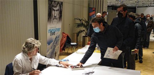 Beim Signieren: Bergsteiger Reinhold Messner unterzeichnet im Rosenheimer Kultur- und Kongresszentrum Exemplare seines Buches. Foto Füchtner