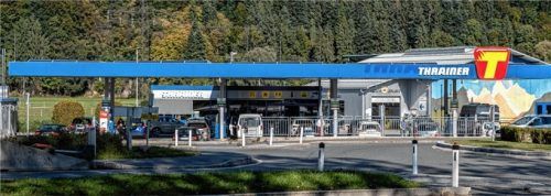 Beliebte Anlaufstelle bei Niederndorf: Der österreichische Tankstellenbetreiber Karl Thrainer ist das Ziel vieler deutscher Autofahrer. Foto Thomae