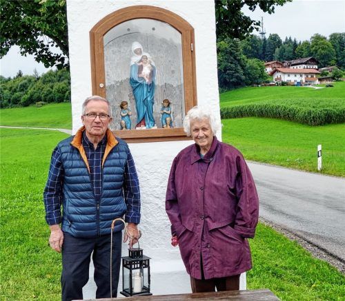 Bewahrer der Erinnerung: Rosa Bohrer, die Betreuerin des „Weißen Marterls“, und Restaurator Paul Panzer vor der prächtig leuchtenden Muttergottes nebst zweier Engel.Foto Hötzelsperger