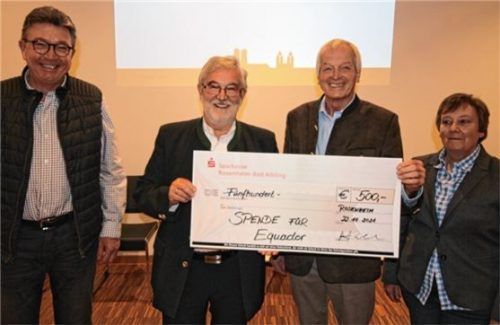 Bezirksvorsitzender Eberhard Häfele (Zweiter von rechts) überreichte Diözesanvorsitzendem Karl Heinz Brunner (Zweiter von links) einen Scheck über 500 Euro für die Kolpingarbeit in Ecuador. Auch die Diözesanvorstandsmitglieder Hans Anders und Dr. Susanne Knobloch freuten sich über die Spende. Foto Hadersbeck