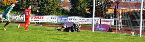 Bruckmühls Michele Cosentino (links) traf zum zwischenzeitlichen 1:1-Ausgleich Foto Manfred Merk