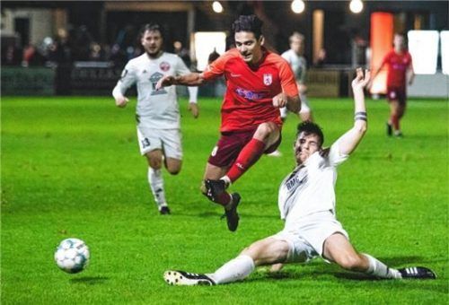 Bruno Ferreira Goncalves, der sich hier im Zweikampf durchsetzt, erzielte den 3:2-Siegtreffer für Wasserburg. Foto John Cater