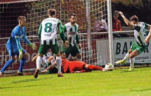 Buchbachs Aleksandro Petrovic bringt in dieser Szene den Ball nicht über die Linie, Martin Tiefenbrunner (rechts) klärt.Foto Michael Buchholz