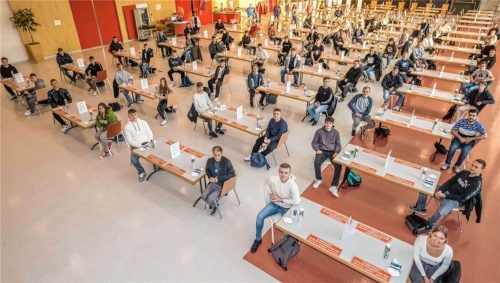 Chemiepark GENDORF: 86 Azubis begannen am 1. September ihre Ausbildung im Chemiepark GENDORF, dem größten Chemiepark Bayerns, davon 68 bei den Standortunternehmen. Bei der Kennenlernwoche im Betriebsrestaurant bekamen die Auszubildenden am Mittwoch eine erste Einführung in Themen wie Arbeitssicherheit und Gesundheitsschutz.