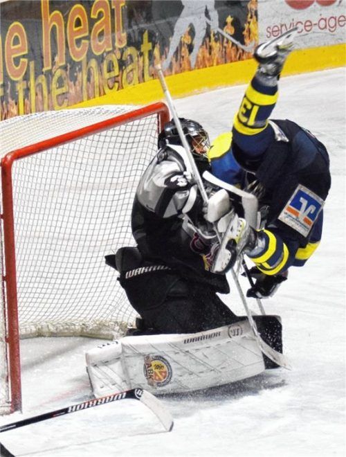 Christian Neuert probierte auch aus der Luft Schlussmann Johannes Wiedemann zu bezwingen. Foto Paolo Del Grosso
