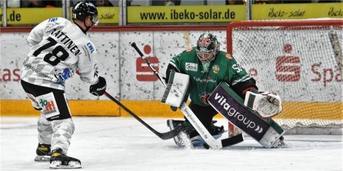 Da hätte es noch einmal eng werden können: Der Ex-Rosenheimer Jussi Nättinen scheiterte beim Spielstand von 4:2 mit seinem Penalty an Andi Mechel. Foto  Hans-Jürgen Ziegler